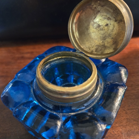 Late 19th-Century c.1880 English Cobalt Glass Inkwell, Brass Collar & Hinged Lid - Picture 3 of 5